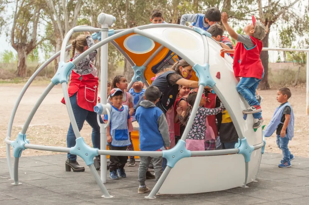 Invitan a todas las escuelas del país a ser parte del desafío Domo Cósmico 2024