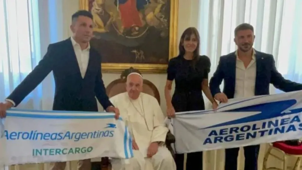 Gran apoyo: el Papa Francisco posó con la bandera de Aerolíneas Argentinas