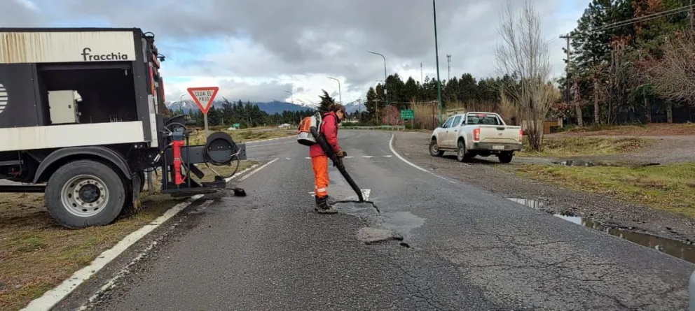 Continúan las tareas de bacheo en frío en la Ruta 40 y conservación de los desvíos en la Ruta 23