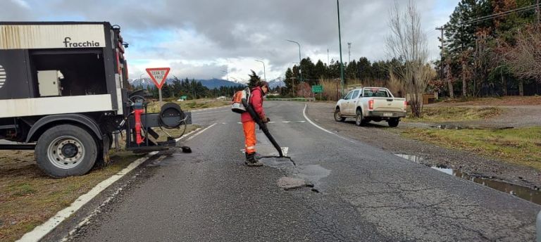 Continúan las tareas de bacheo en frío en la Ruta 40 y conservación de ...