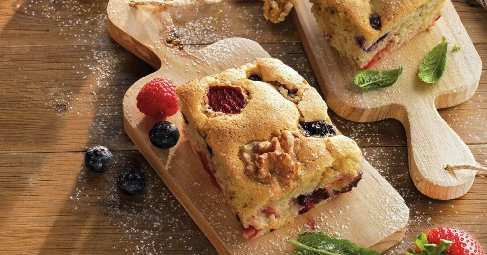 Rica y sencilla: torta húmeda de limón y frutos rojos