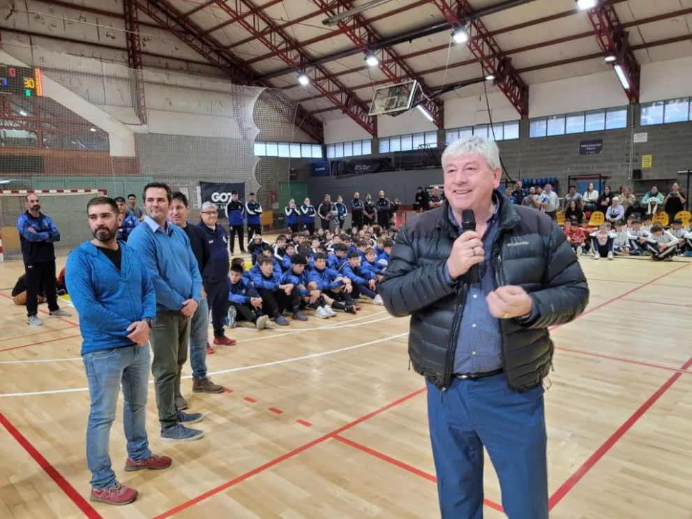 Cortés estuvo presente en el cierre del Torneo Nacional de Menores de Handball