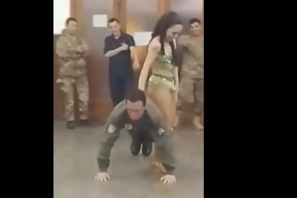 Festejo del Día del Padre anticipado con mujeres vestidas de carnaval en la Fuerza Aérea de Mendoza 