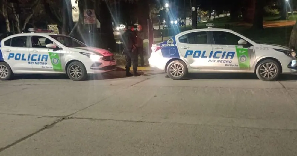 Dañaron un comercio y apedrearon un móvil municipal en pleno centro de Bariloche