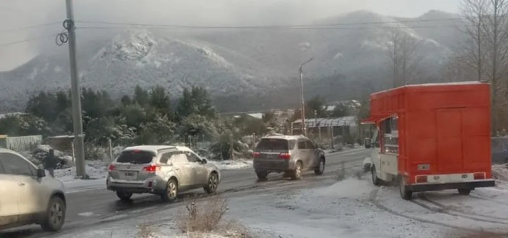 Mañana complicada con demoras en el tránsito por las heladas en Bariloche