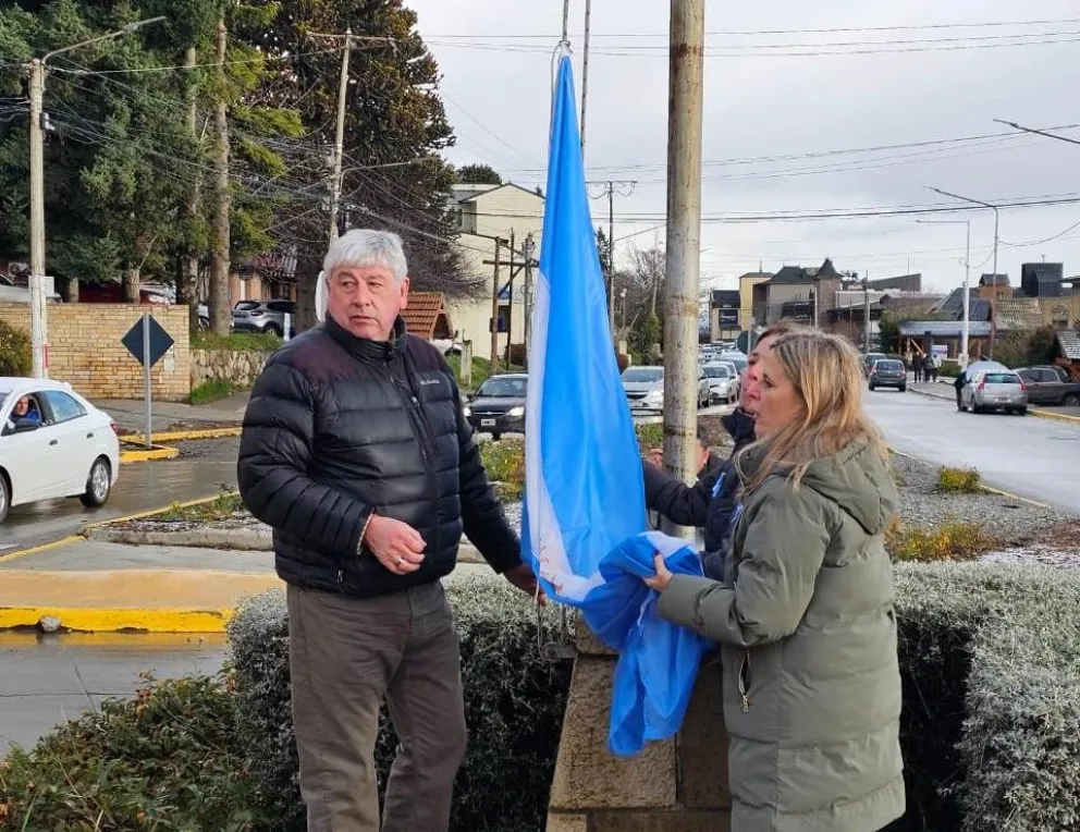 Las autoras del proyecto para sacar los colores mapuches de los edificios públicos donaron una bandera argentina