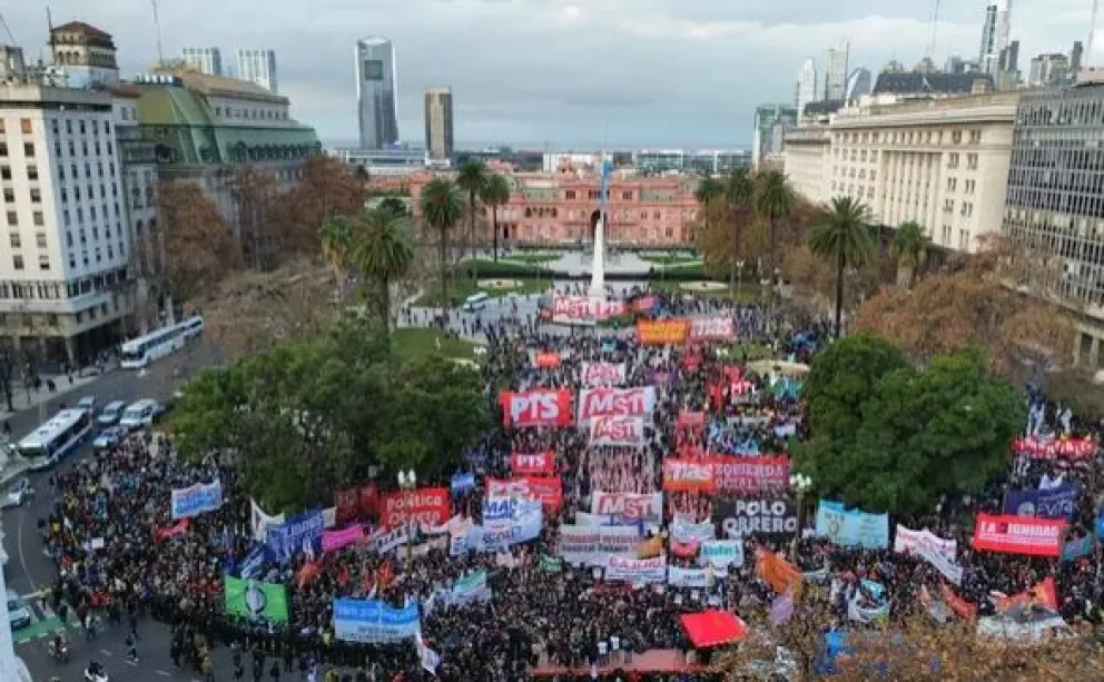 Masiva protesta en Plaza de Mayo para pedir por la liberación de los detenidos 