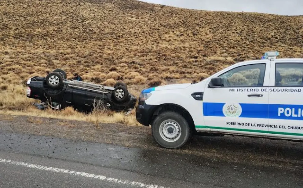 Viajaban a Bariloche y sufrieron un aparatoso vuelco en Ruta 40 sur
