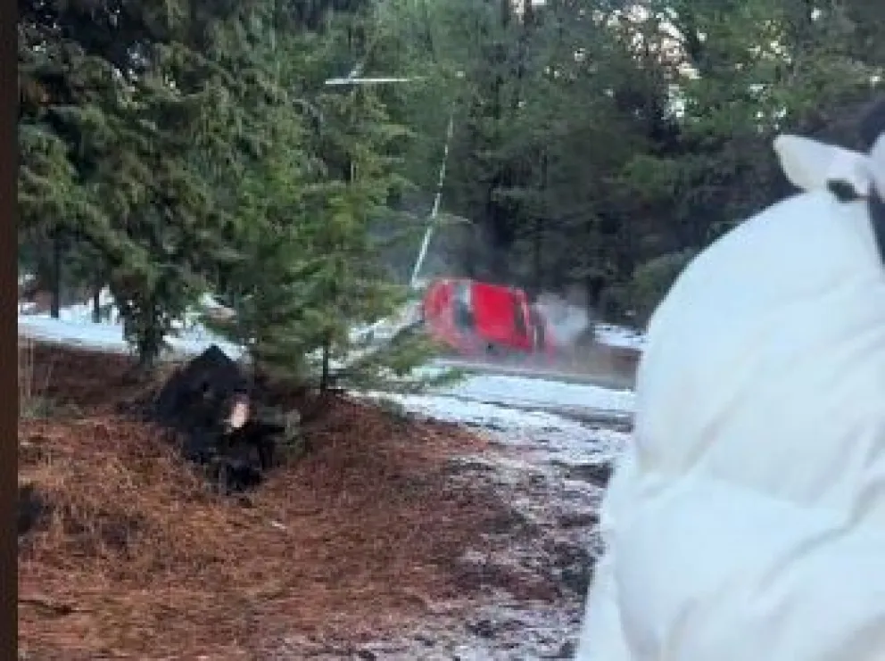 Por el hielo un conductor perdió el control en el mismo sitio donde había derrapado otro auto