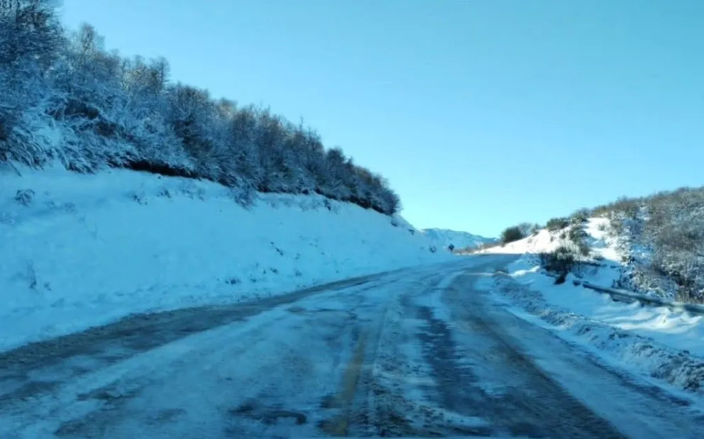 Un padre y sus dos hijas fueron rescatados por Gendarmería tras quedar varados en la nieve