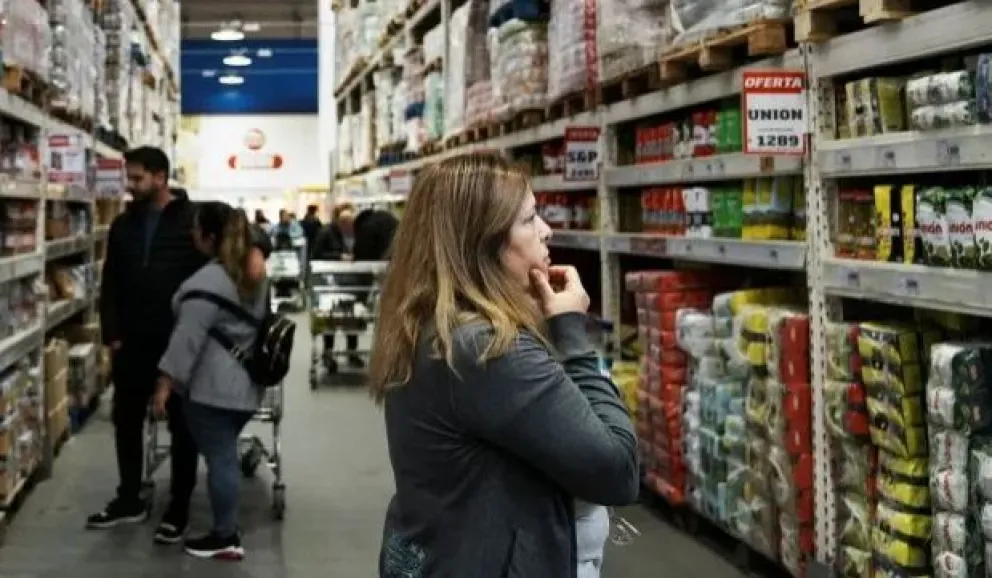 Ventas en supermercados y mayoristas se hundieron hasta 21,2% en abril