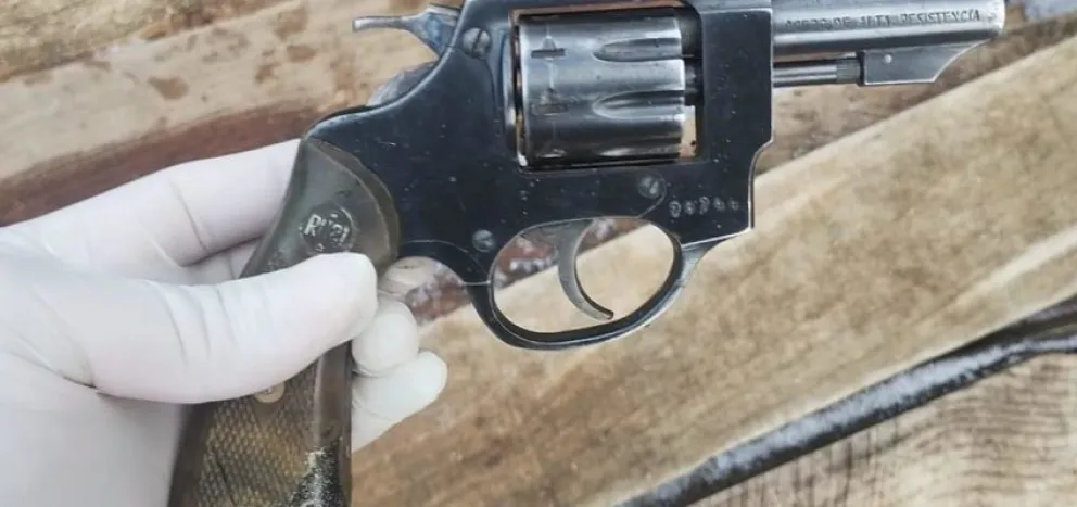 Policía secuestró un arma, gran cantidad de municiones y estupefacientes en un allanamiento