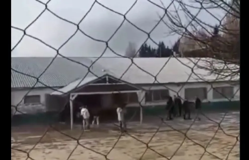 En pleno acto escolar, familiares se trenzaron en lucha y uno terminó apuñalado