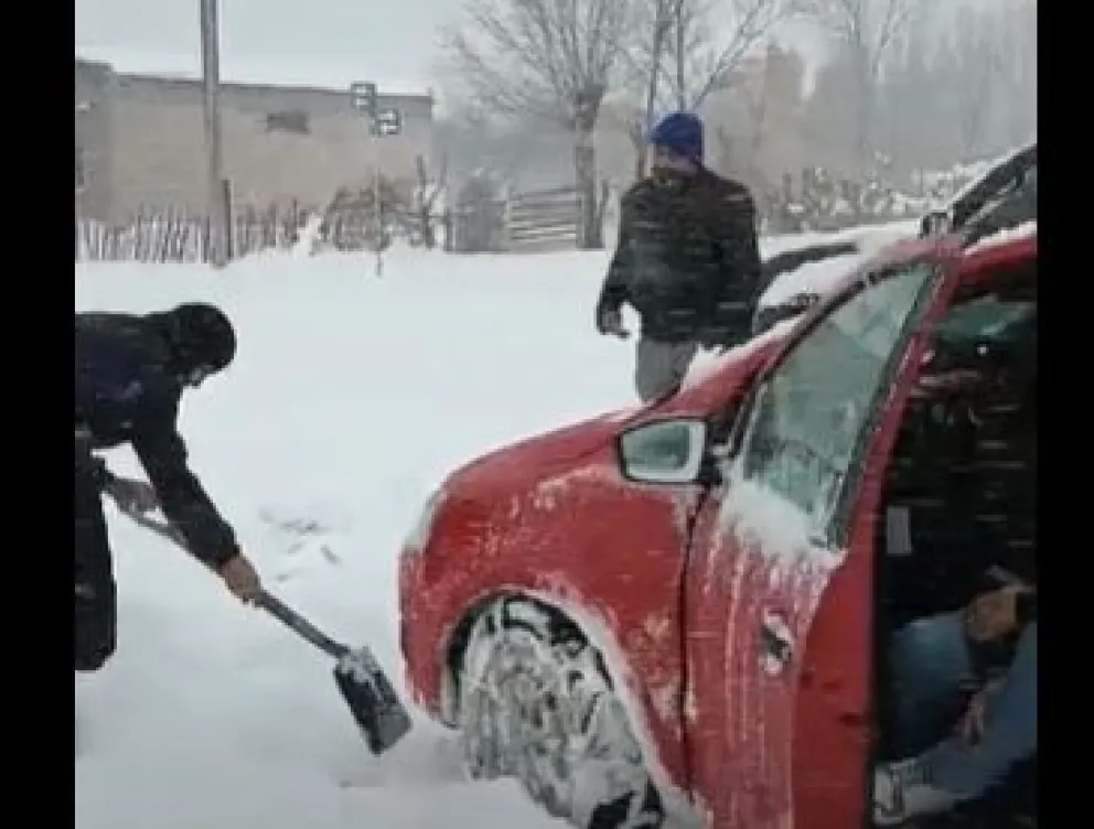Venían desde Choele Choel a Bariloche, pero la intensa nevada les suspendió el viaje