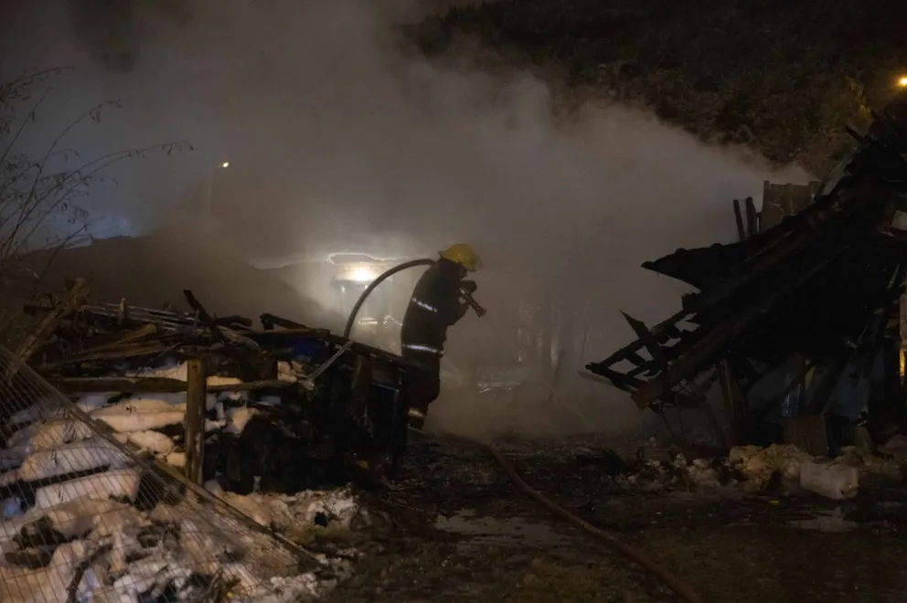 Un incendio provocó pérdidas totales para una familia en una casa del barrio Valle Azul 