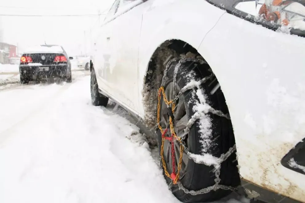 Desde el Municipio solicitan a las agencias de autos que enseñen a los turistas a colocar las cadenas para nieve