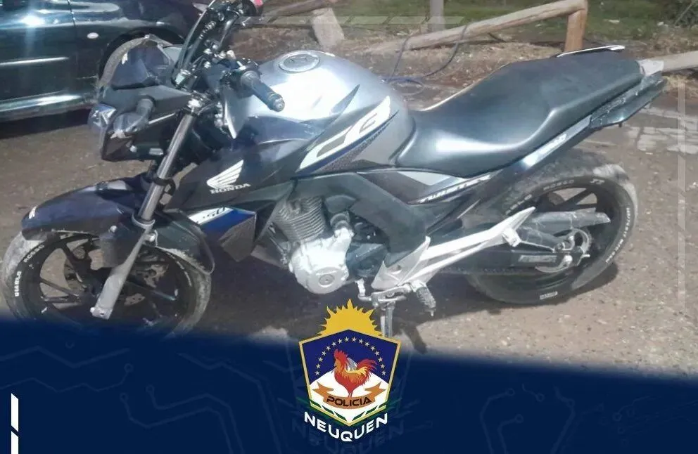Andaba en una moto robada y a toda velocidad: iba escapando de la policía
