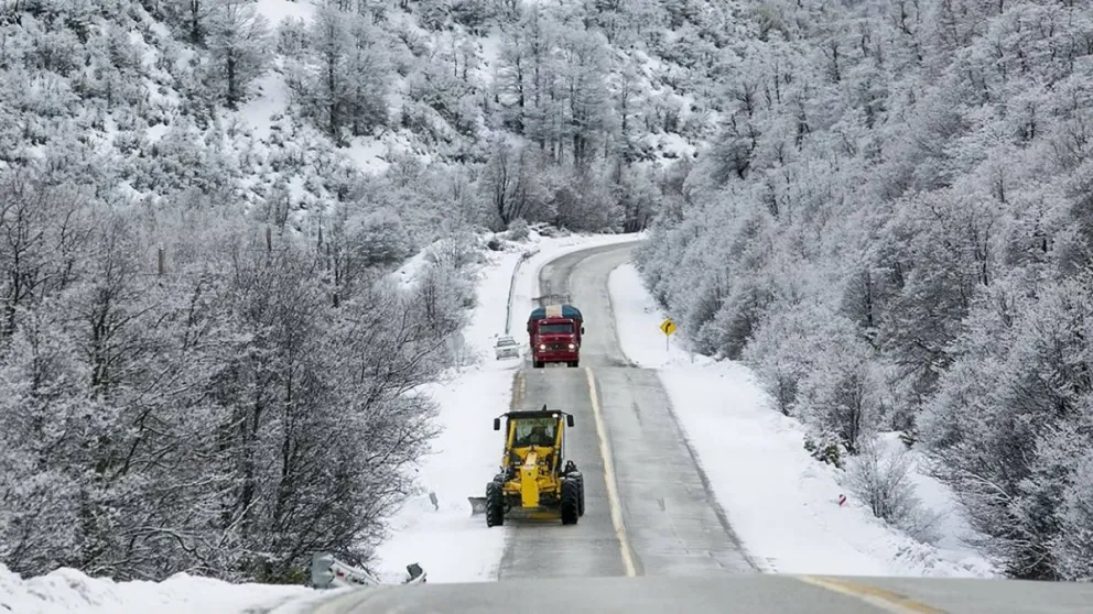 Cortan la ruta de los Siete Lagos por alerta de fuertes nevadas