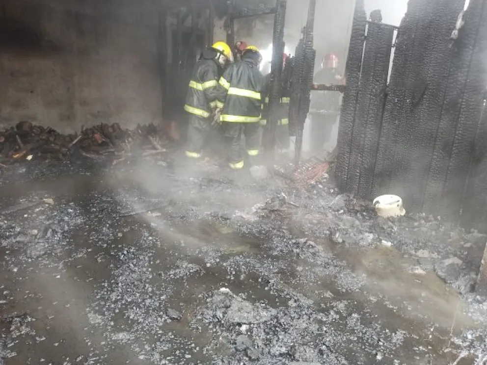 Incendio en Mallín Ahogado deja a un efectivo policial sin hogar
