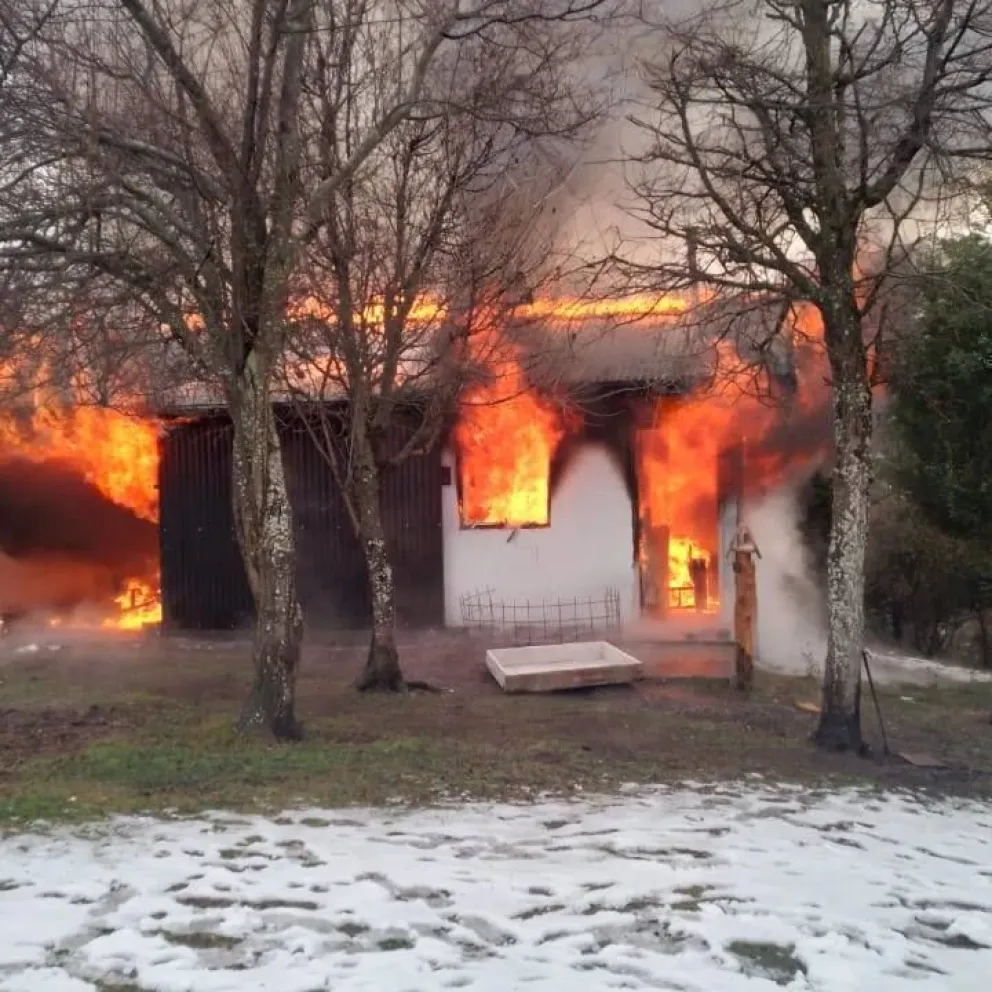 Feroz incendio de vivienda en la pampa de Mallín Ahogado