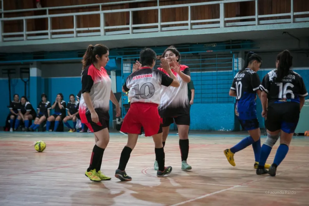 Las damas del fútbol libre juegan en Bomberos