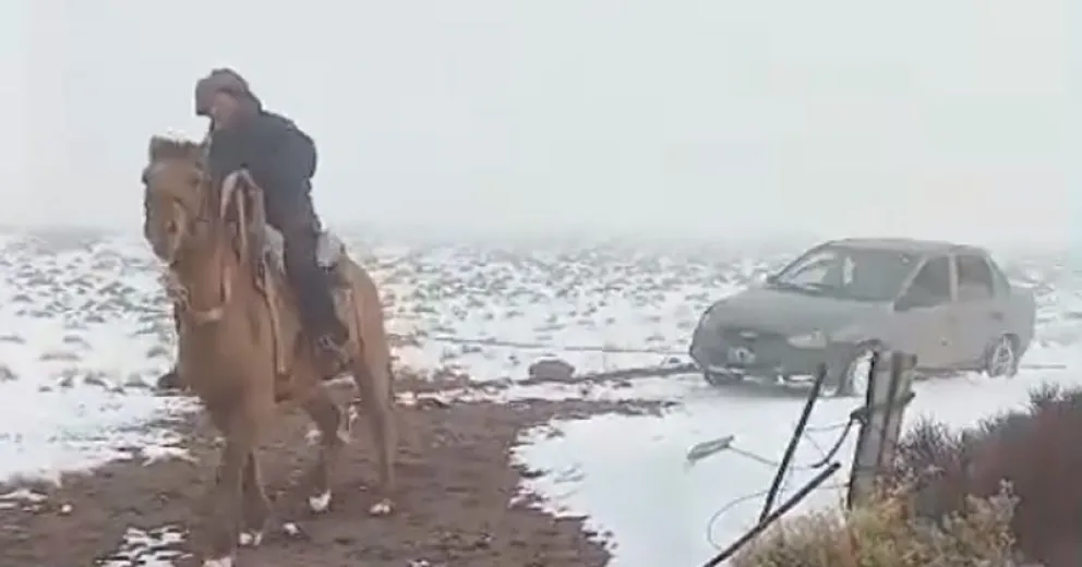 Un gaucho solidario rescató a una familia en la zona de Mencué