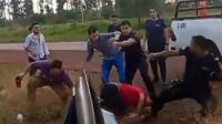 Video: jóvenes se agarraron a rebencazos con policías en Corrientes