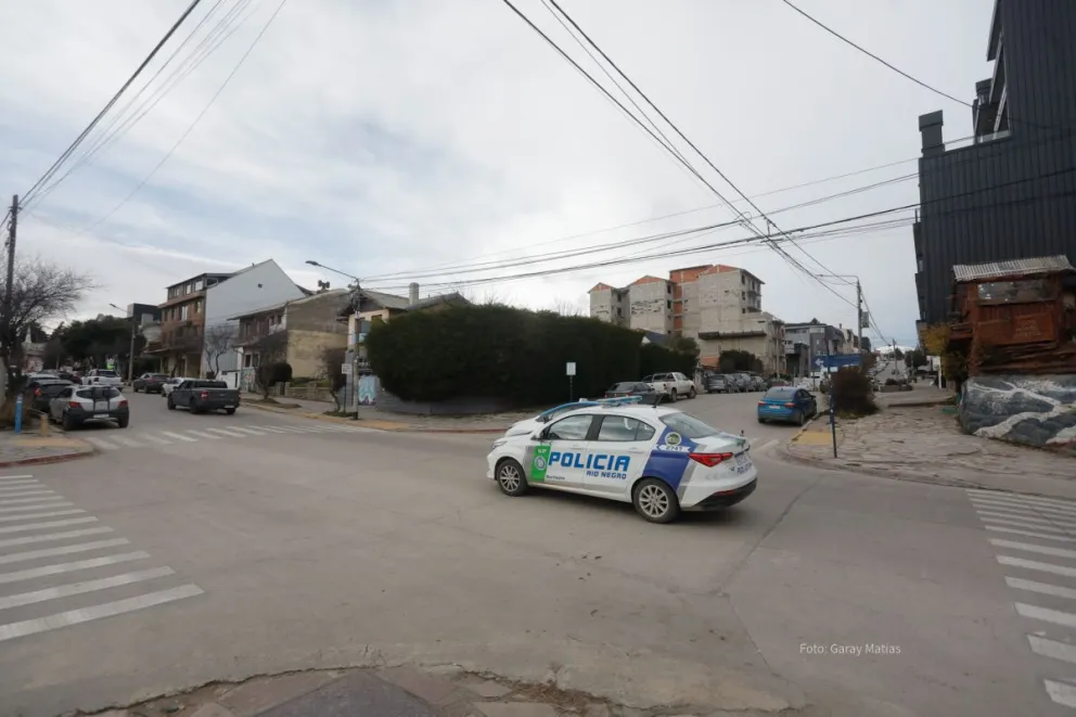 Un sujeto chocó desde atrás a un patrullero: no tenía la documentación del auto