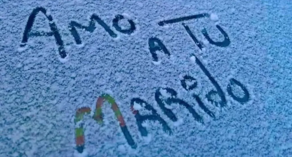 Confesiones de invierno en un parabrisas con nieve: "Amo a tu marido"