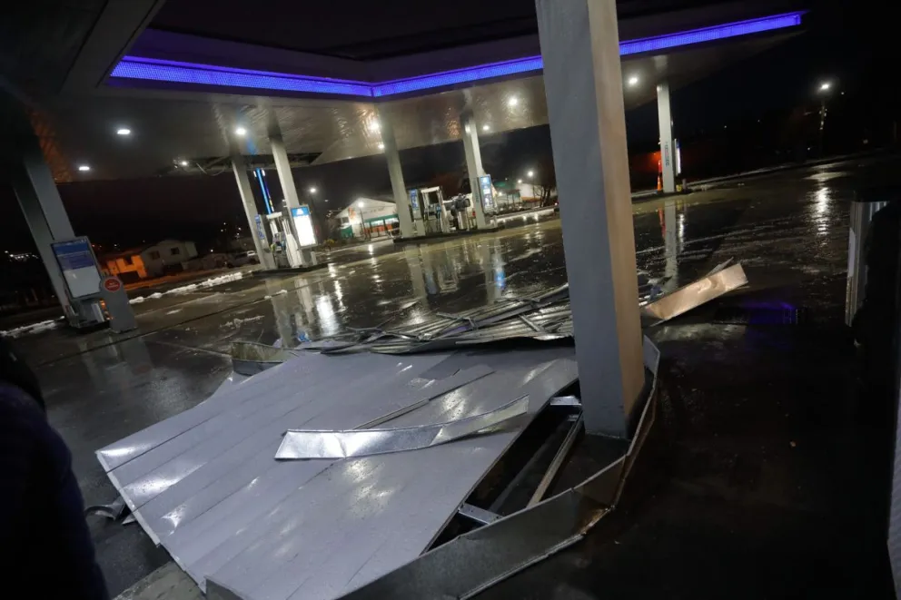 El viento arrancó parte del techo de la YPF de Beschtedt y Brown 