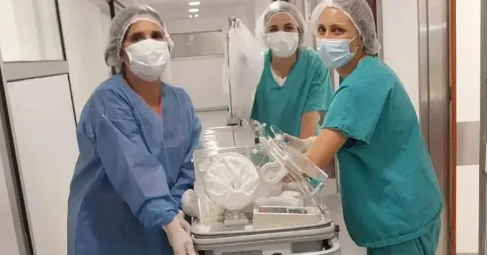 Buscaban un hermanito para sus hijas y les llegaron cuatrillizos tras un embarazo natural