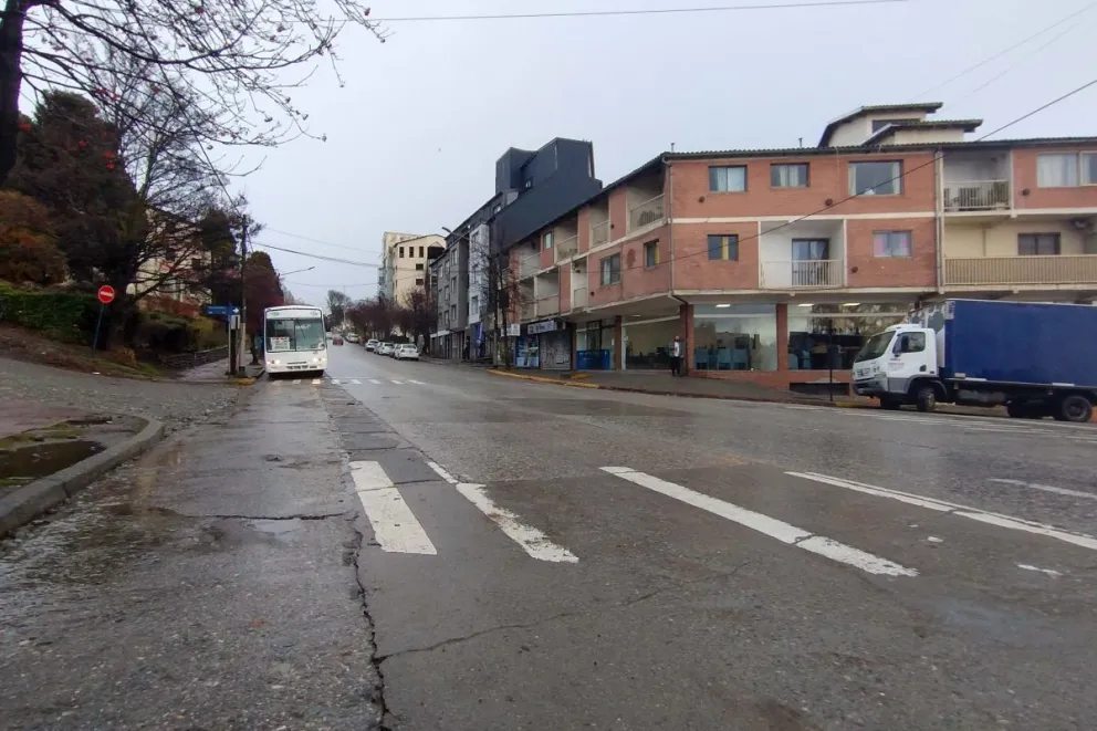 Una joven cruzaba por la senda peatonal cuando fue embestida por un vehículo