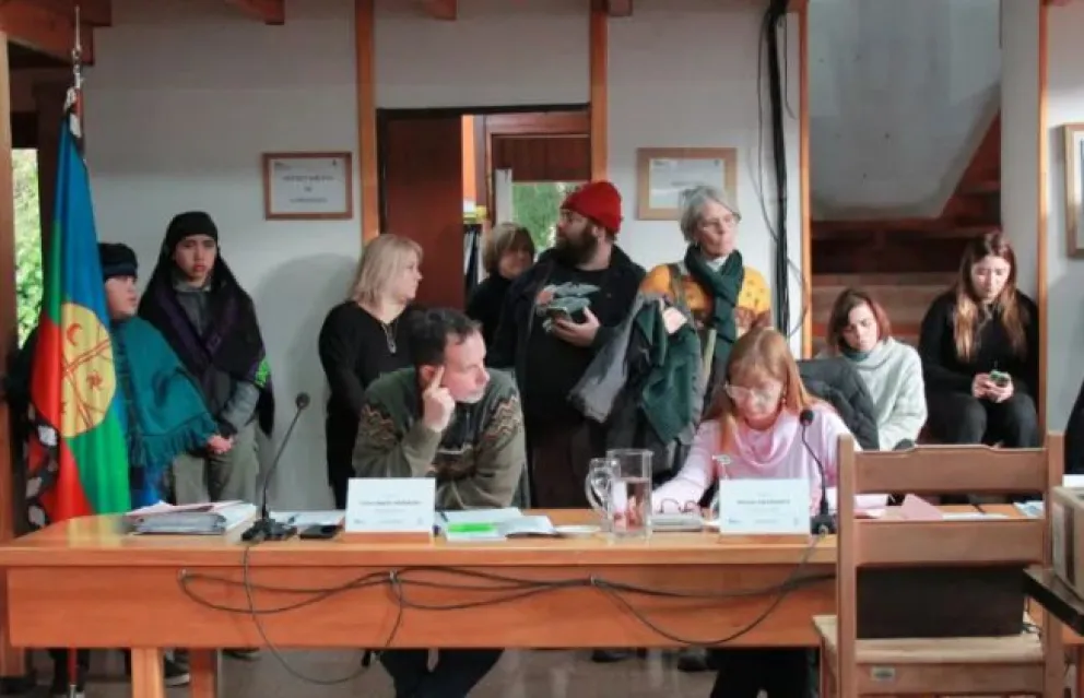 El Concejo Deliberante instaló la wenufoye en el recinto y criticó la postura de Parques Nacionales