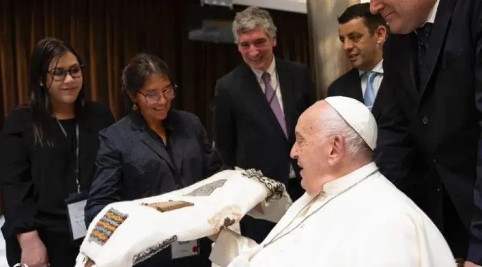 Una artesana de la región participó en la creación de un manto entregado al Papa
