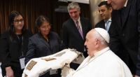 Una artesana de la región participó en la creación de un manto entregado al Papa