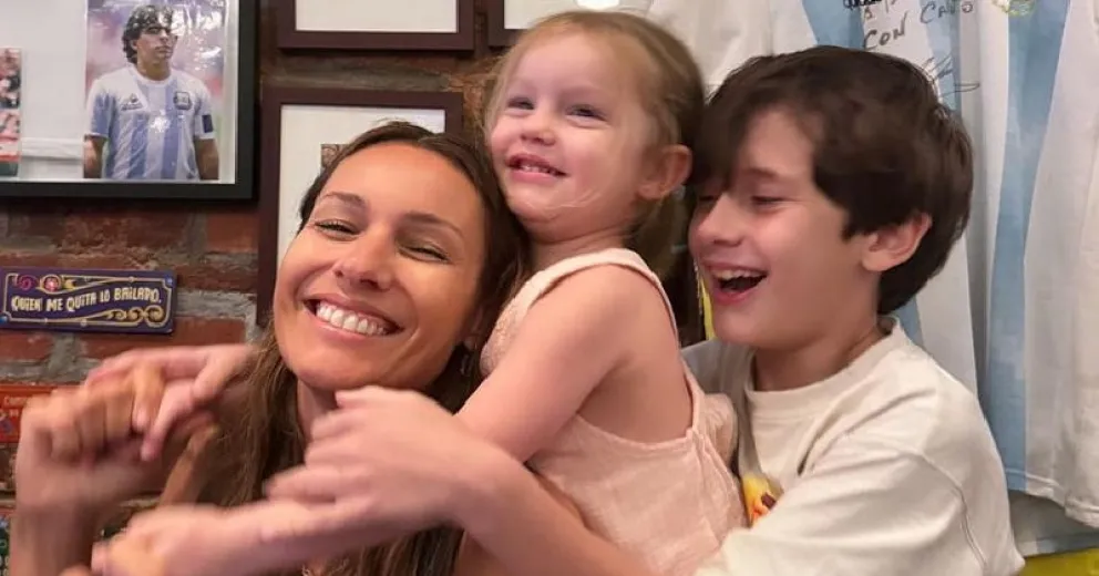 El paseo de Pampita con sus hijos por las calles de New York