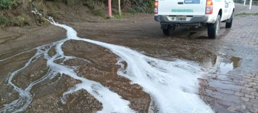 Un nuevo derrame en el lago Correntoso pone en alerta a la comunidad 