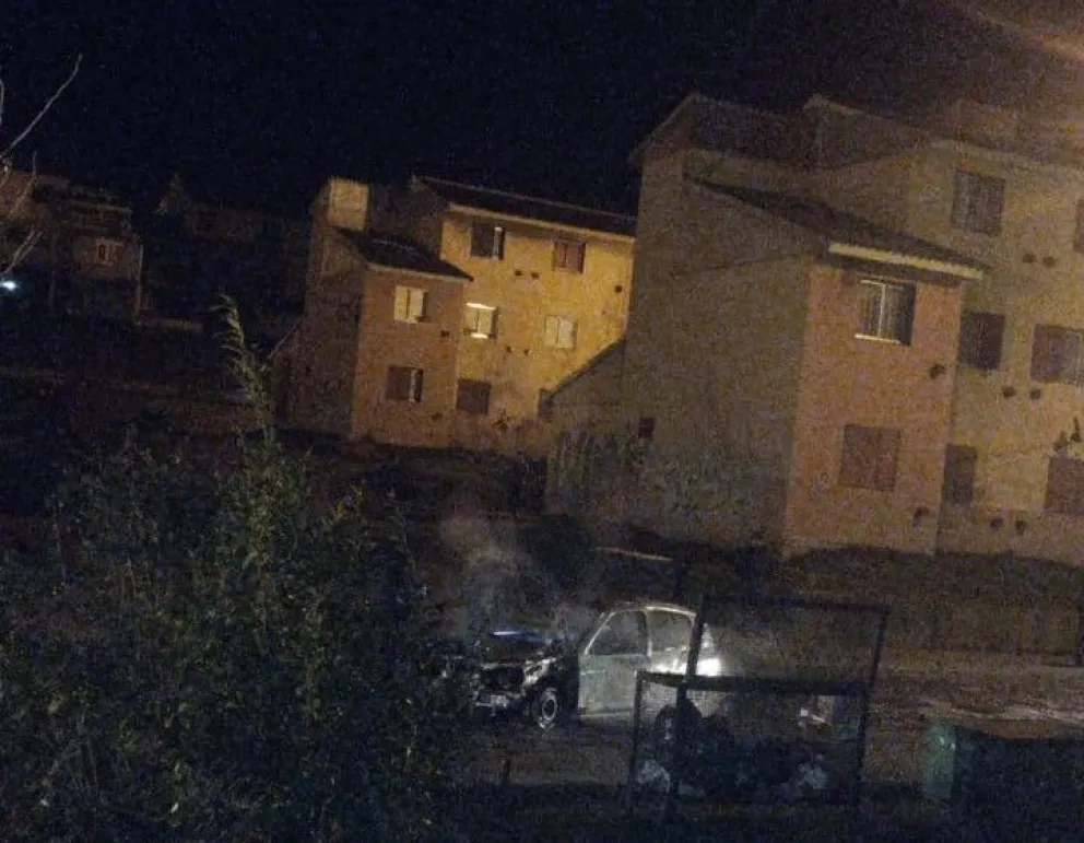 Video: Se incendió y explotó un auto en horas de la madrugada