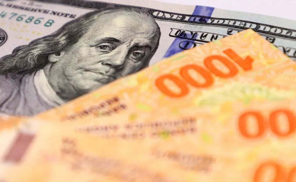 Dólar solidario: se necesitan casi $300.000 para obtener el cupo mensual de US$200