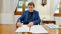 Modernización: el Gobernador Weretilneck firmó su último decreto en formato papel