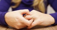 El mejor truco para sacarse un anillo atorado en un dedo