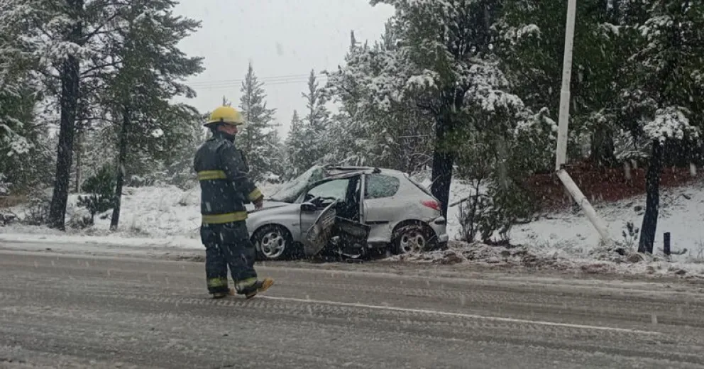 La nieve y sus complicaciones: despistó e impactó contra un poste de luz