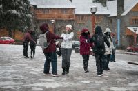 La belleza de la nieve y el disfrute de turistas, una postal bien de Bariloche