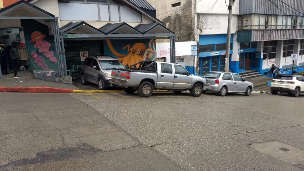 Insólito: estacionó en la entrada de una cochera durante más de una hora  
