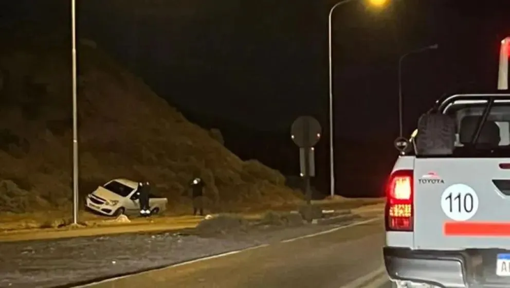 ¿Exceso de velocidad? Chocó a un patrullero desde atrás y se estrelló contra la barda