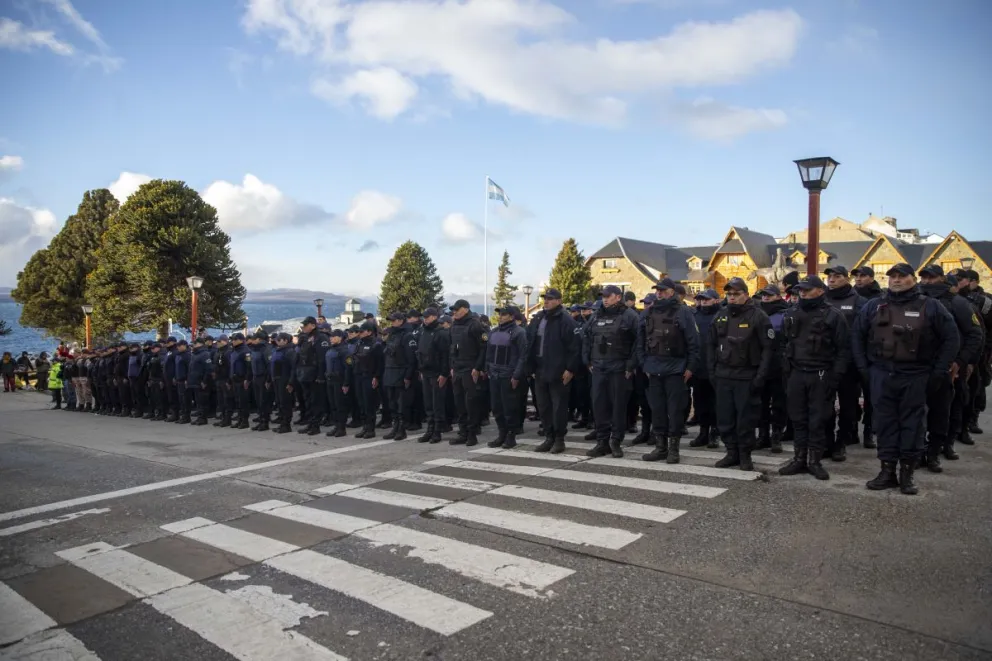 Presentaron a los 100 efectivos policiales que llegaron a Bariloche