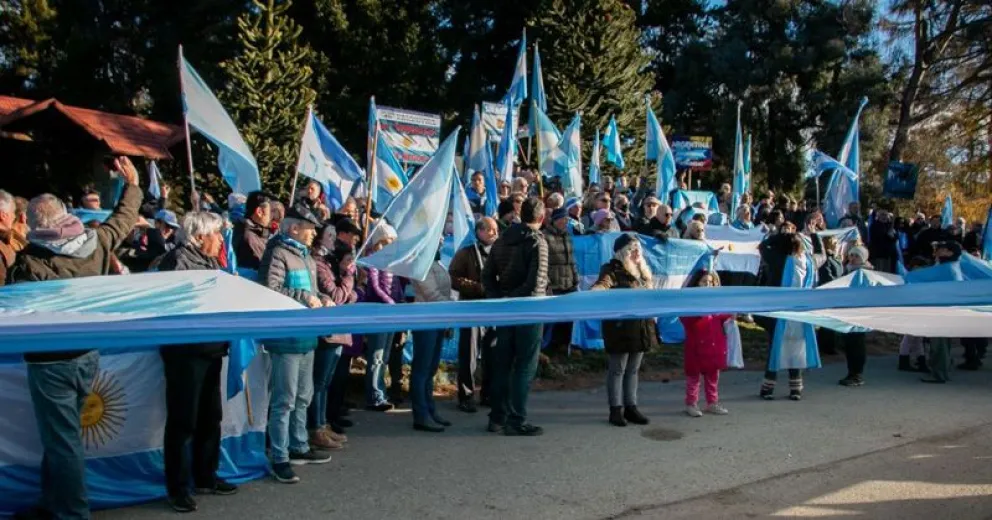 El recuerdo de un abrazo simbólico a la Escuela Militar de Montaña que contó con el apoyo de Aldo Rico