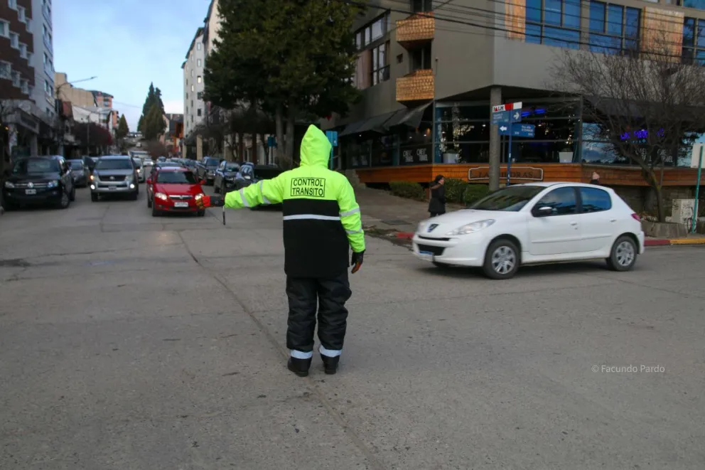 Atropellaron a un agente de tránsito y se dieron a la fuga. 