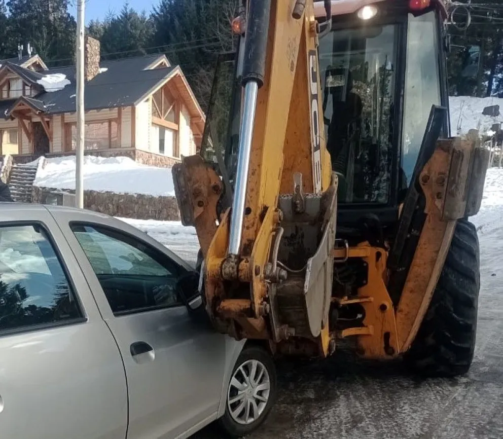 Una máquina se deslizó en reversa y chocó a un auto