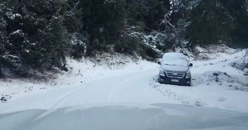 Turistas varados, un minibús encajado y un auto abandonado en la zona de Tronador